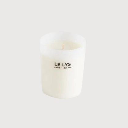 White candle with 'LE LYS' branding on a light gray background